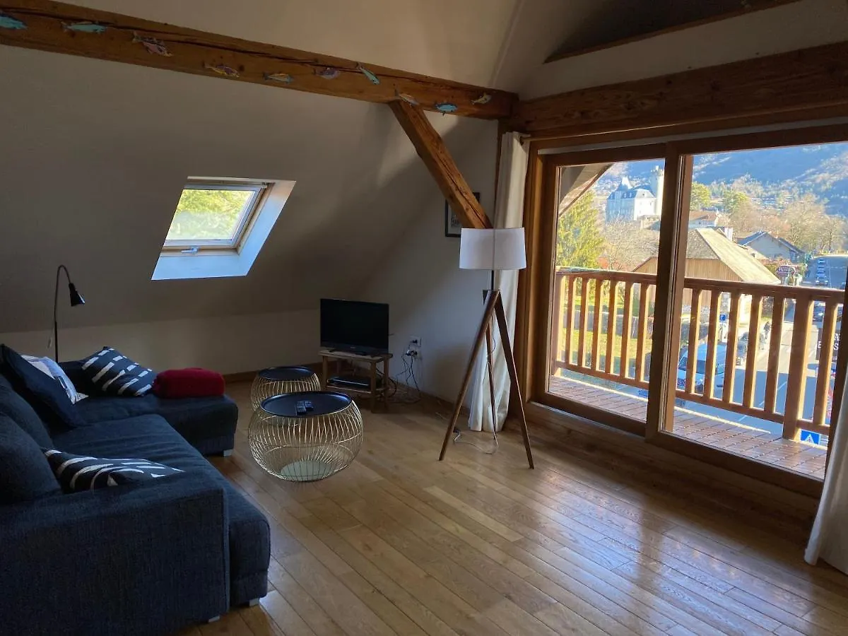 Hébergement de vacances Top Floor Duplex With Private Beach Duingt